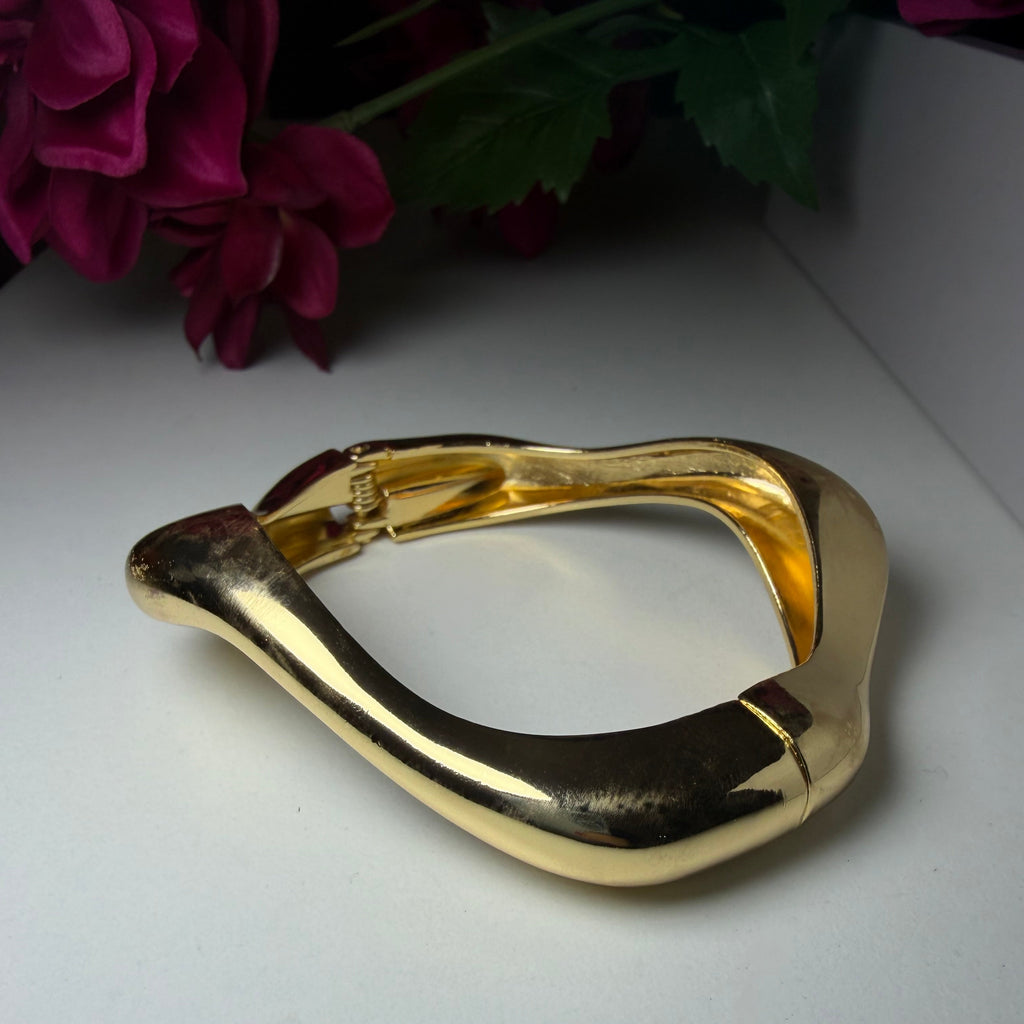 Antitarnish Magnetic Assymetric Bracelet