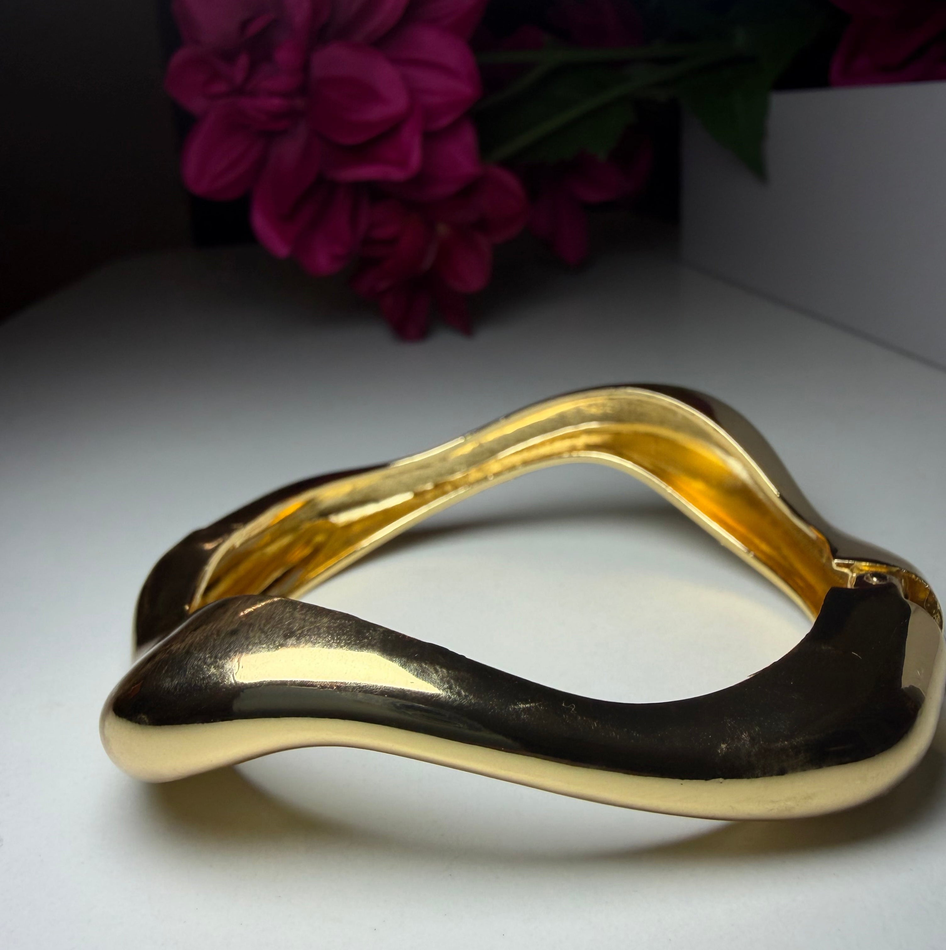 Antitarnish Magnetic Assymetric Bracelet