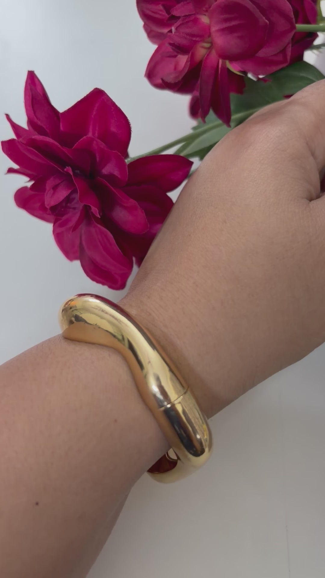 Antitarnish Magnetic Assymetric Bracelet